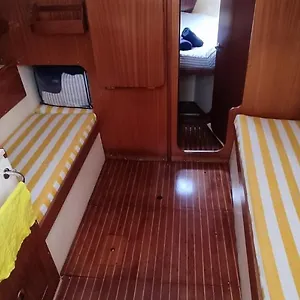  Hotel en barco Enjoy Our Sailboat In Barcelona