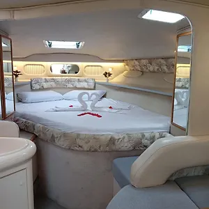  Hotel en barco Diagonal Mar Sailboat